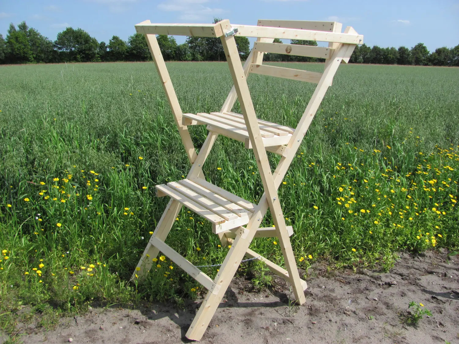 Eine solide Scherenleiter für die Jagd im Feld. Die Scherenleiter lässt sich ganz flexibel aufbauen und umstellen. Sie stellt einen beliebten Jagdbegleiter unter den Ansitzeinrichtungen dar.