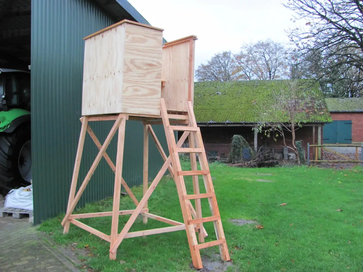 Es handelt sich hier um Drückjagdbock geschlossen / Kanzel offen, Jagdböcke für die Jagd.