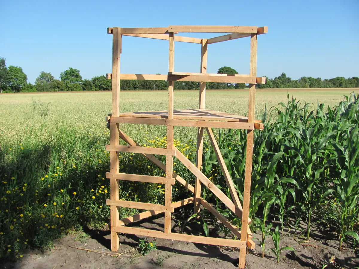 Drückjagdbock als Dreibein, Holz gehobelt, Drückjagdsitz für die Jagd in unterschiedlichen Höhen.