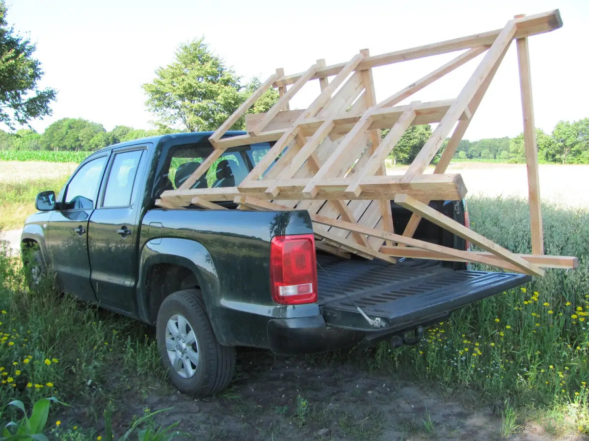 Mobiler Drückjagdbock als Dreibein beim Transport auf dem Pickups / Geländewagen
