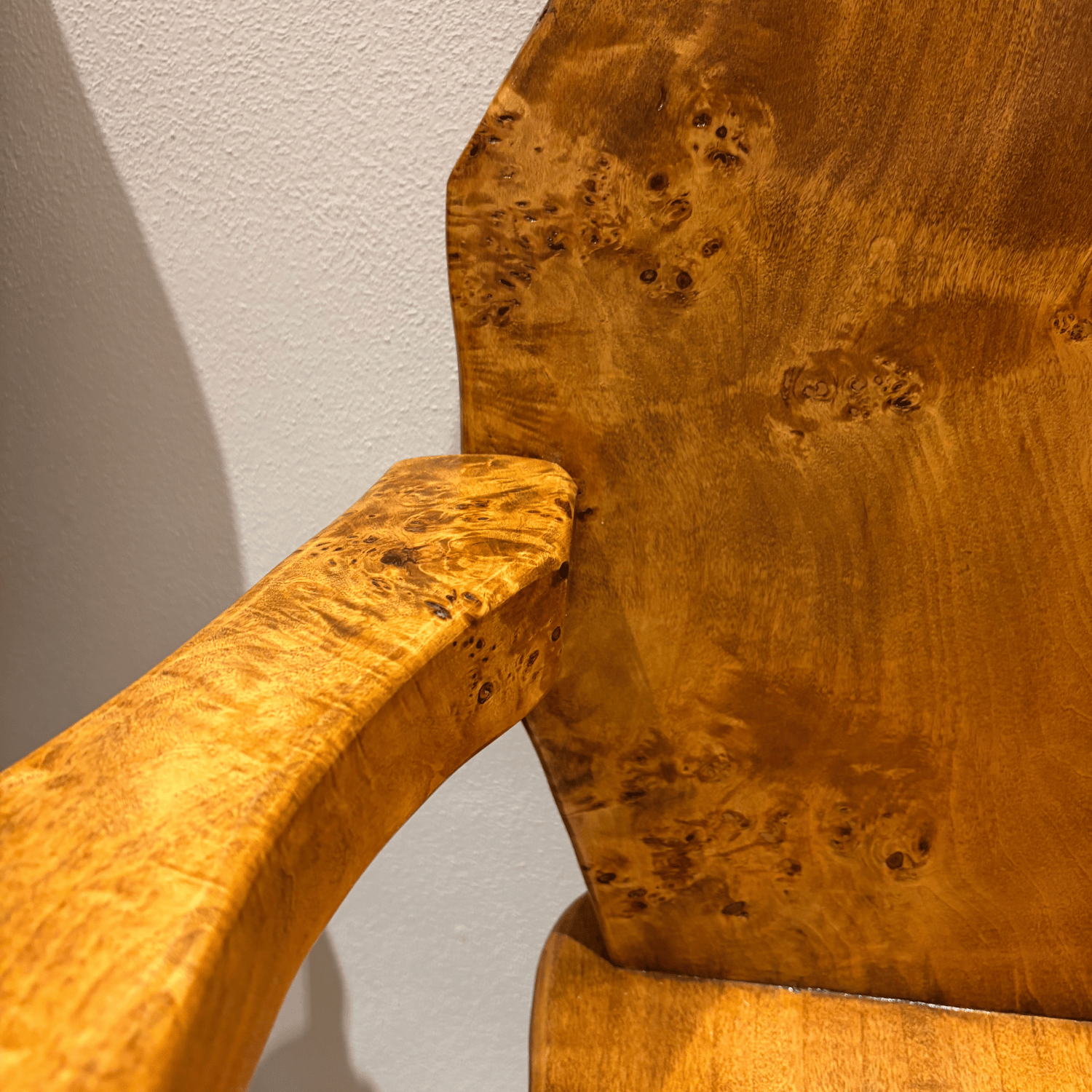 Detialansicht der Rückenlehne und der Armlehne des Thornstuhls. Hier sieht man die beeindruckende wundervolle Holzmaserung. Natürlichkeit und Eleganz in einem rustikalen Stuhl vereint.