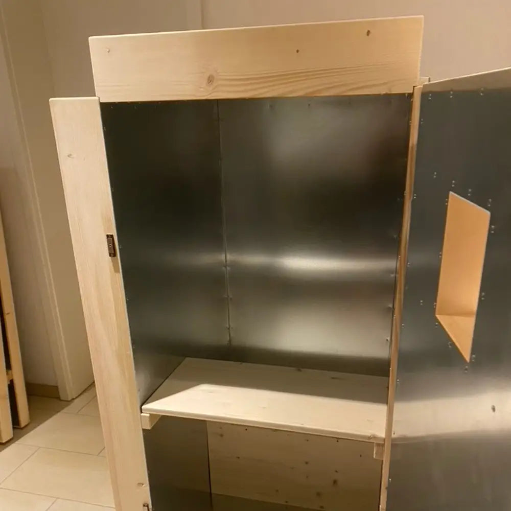 Orgon Akkumulator mit 10 Doppelschichten, Ansicht innen mit Sitzbank und Tischchen