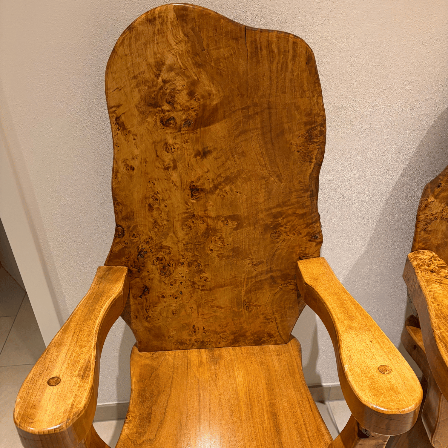 Zauberhafte Holzmaßerung auf der Rückenlehme des rustikalen Thronstuhls ... einfach nur einmalig