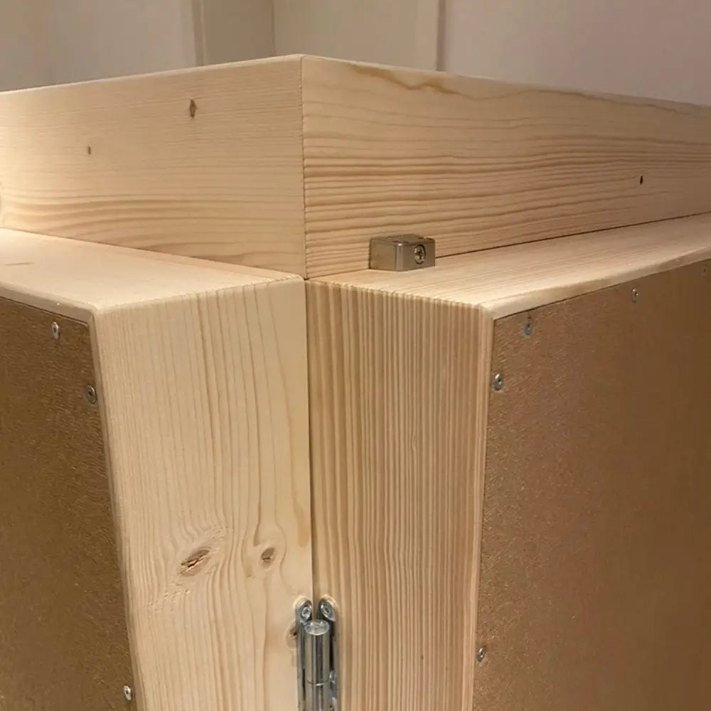 Orgon Akkumulator mit 10 Doppelschichten, Ansicht der Eckverbindungen, Möbelverbinder und Türschanier