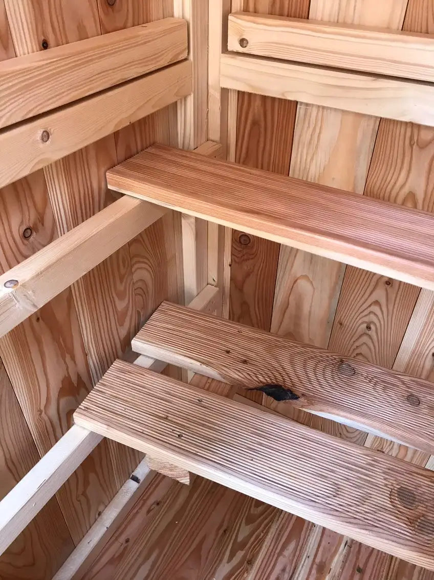 Es handelt sich hier um Sitzbank in der Jagdkanzel Lärche geschlossen, mit Holzläden, OHNE Unterbau und Leiter für die Jagd.