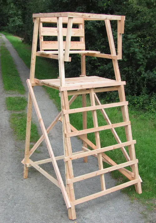 Drückjagdbock DBS 2,40 m hoch, schräg ausgestellt für hohe Standfestigkeit.