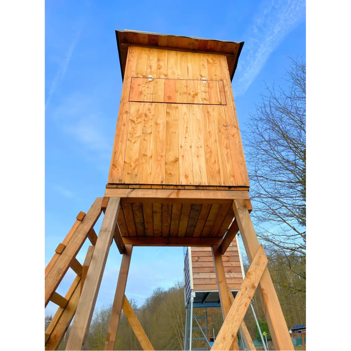 Jagdkanzel geschlossen mit Holzfensterläden.