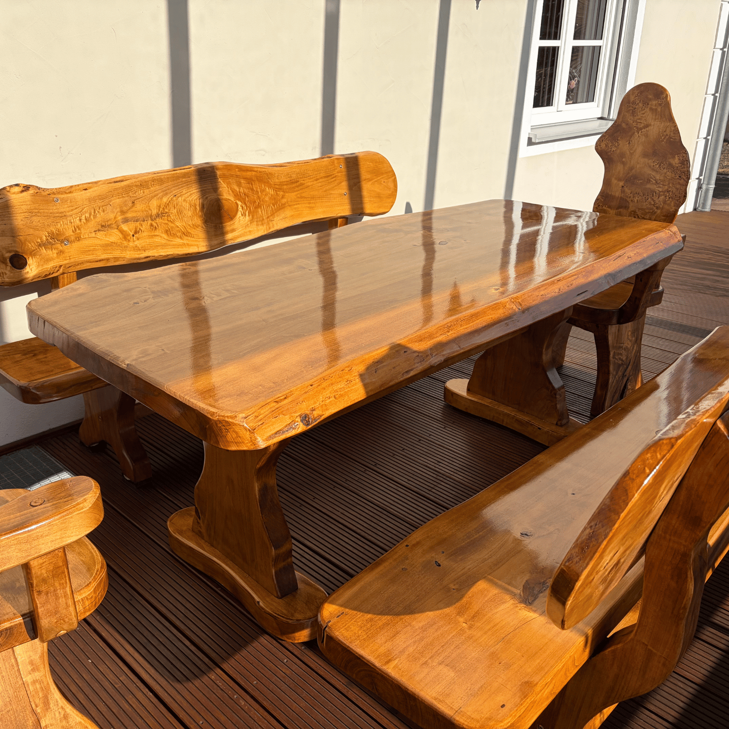 Rustikale Sitzgarnitur in Haselnussbraun, bestehend aus einem Tisch, 2 Bänken und 2 Stühlen (Thronstühlen) - Outdoor auf der Terrasse, jedes Stück ist ein Unikat ... so wie der Baum gewachsen ist