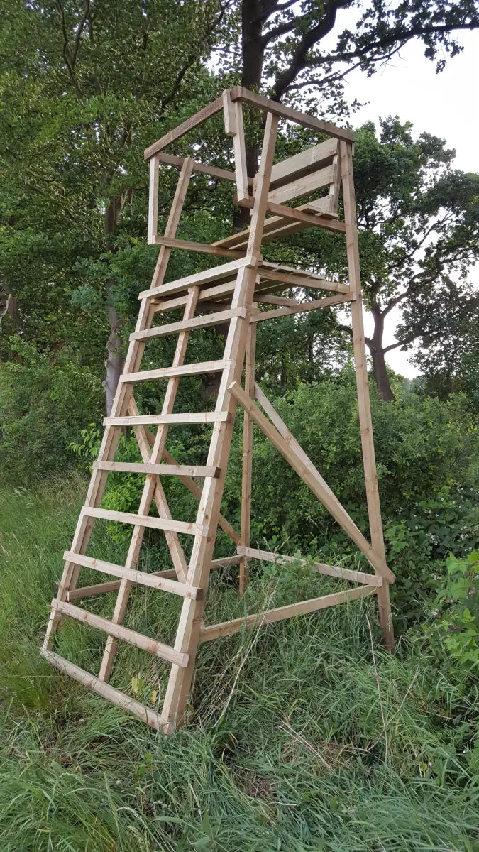 Drückjagdbock DBS, Höhe 3,83 m, ohne Dach, sehr standsicher für die Jagd.