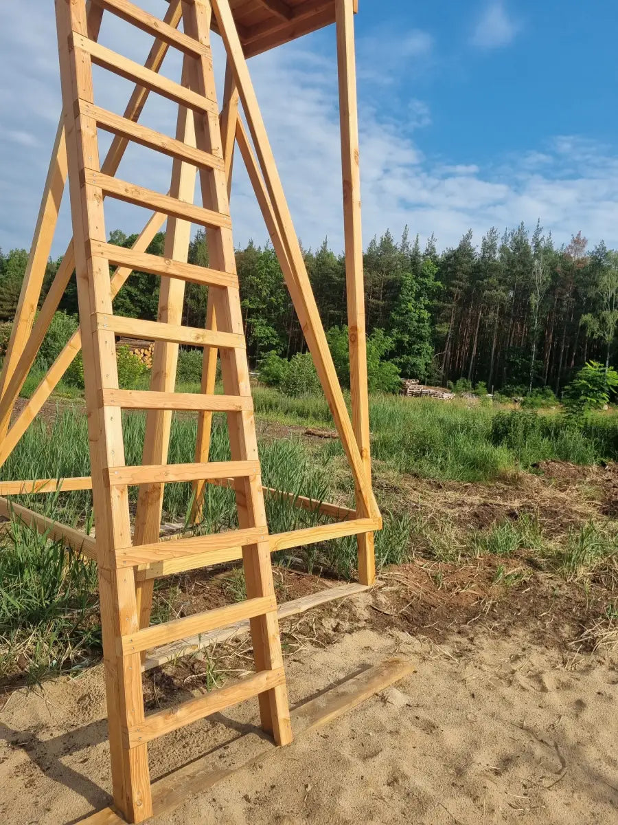 Jagdkanzel Outlander Ansicht Unterbau mit Leiter alles aus Lärche