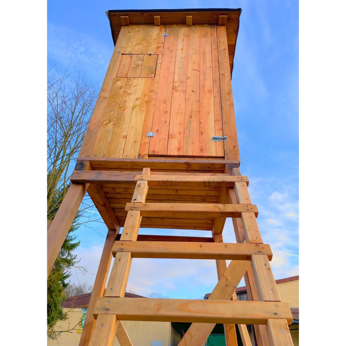 Jagdkanzel geschlossen aus Lärche mit Holzfensterläden.