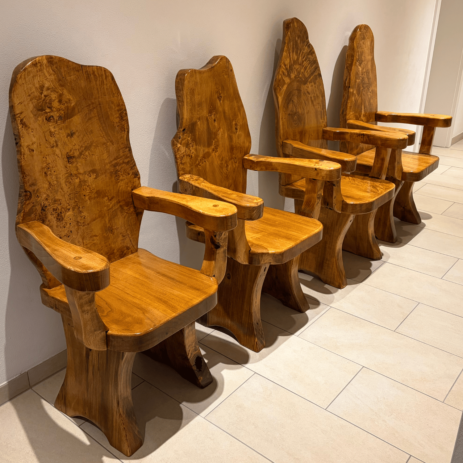 rustikale Stühle aus Massivholz, die Stühle vereinen Eleganz mit Rustiklität und Natürlichkeit.