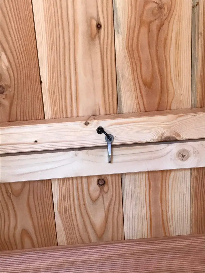 Es handelt sich hier um Jagdkanzel aus Lärche mit Holzläden geschlossen, inkl. Unterbau und Leiter für die Jagd.