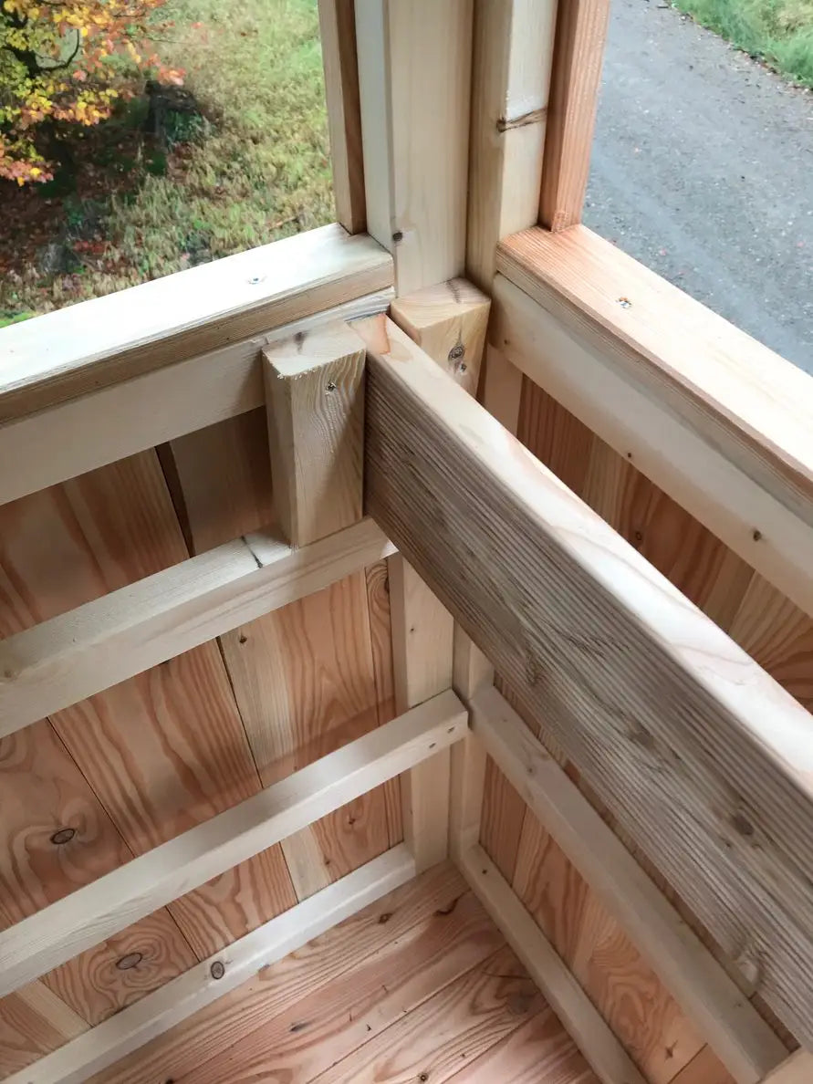 Es handelt sich hier um Jagdkanzel offen aus Lärche inkl. Unterbau und Leiter für die Jagd.