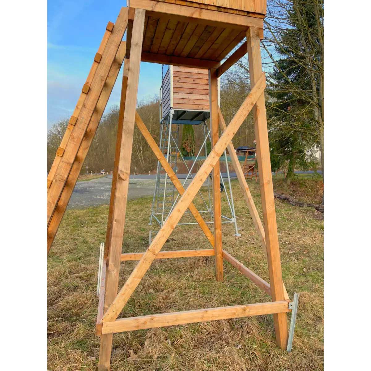 Jagdkanzel geschlossen mit Unterbau..