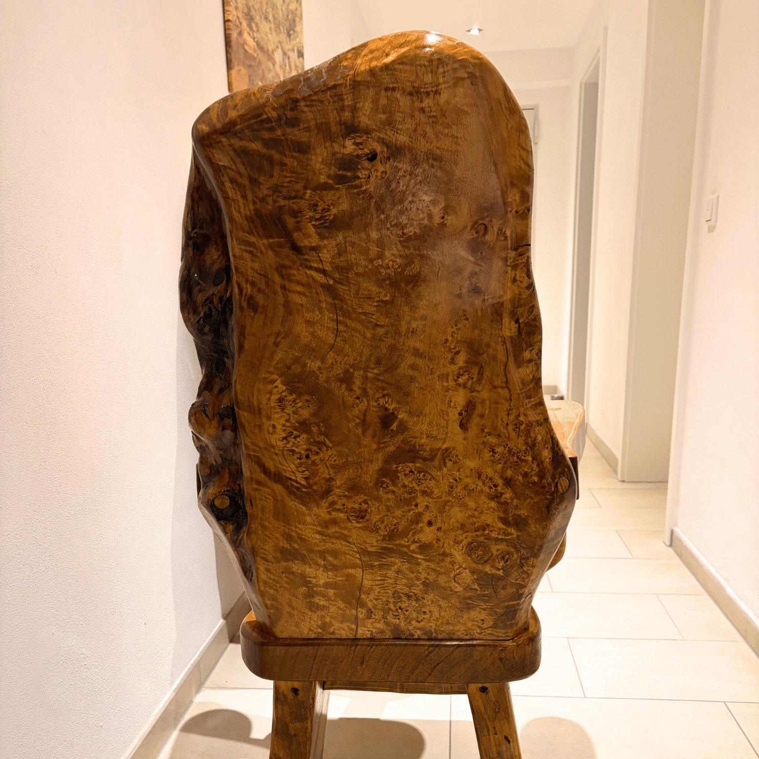 Die unglaublichen Details der Holzstruktur wirken wie ein Kunstwerk der Natur. Besonders sichtbar wird dies in der Rückenlehne des Stuhls.
