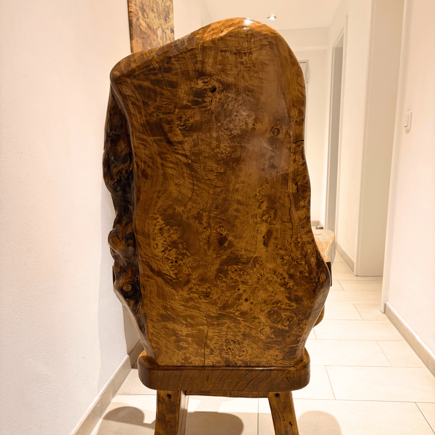 Die unglaublichen Details der Holzstruktur wirken wie ein Kunstwerk der Natur. Besonders sichtbar wird dies in der Rückenlehne des Stuhls.