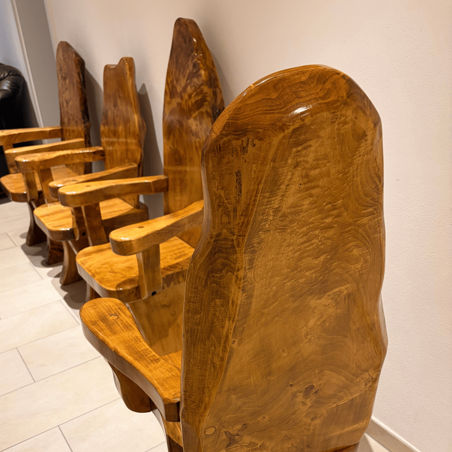 Die Rückenlehne des Thronstuhls von hinten. Auch hier ist die Einmaligkeit dieser Möbelstücke gut erkennbar.