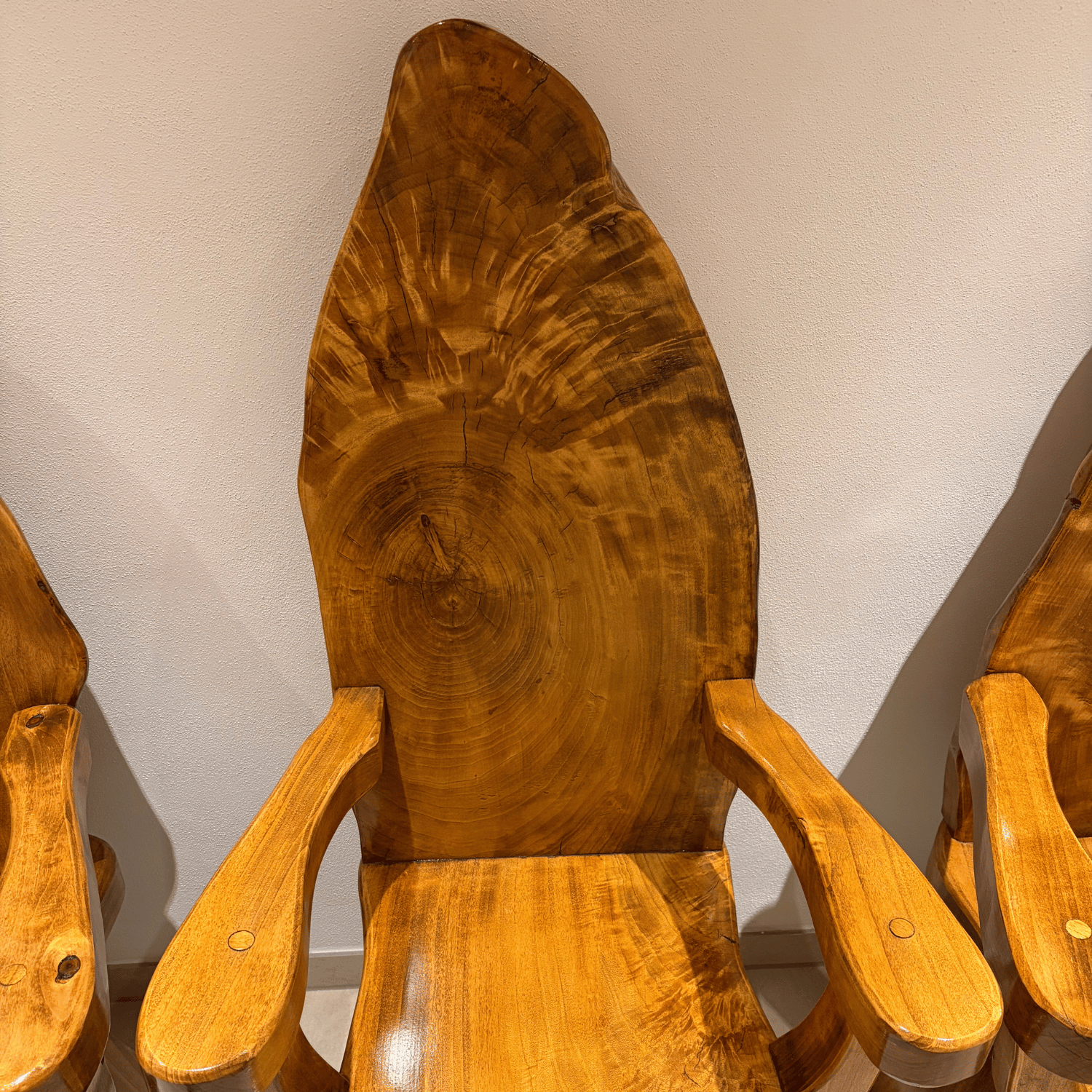 dieser Holzstuhl vereint Natürlichkeit mit Eleganz und traumhafte Holzmaserung in einem lebendigen Möbelstück