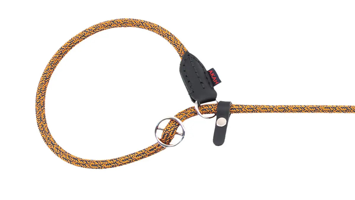 Es handelt sich hier um AKAH Moxon-Umhängeleine Stahlblau-Orange für die Jagd.