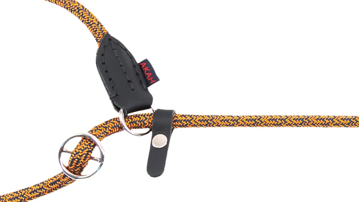 Es handelt sich hier um AKAH Moxon-Umhängeleine Stahlblau-Orange für die Jagd.
