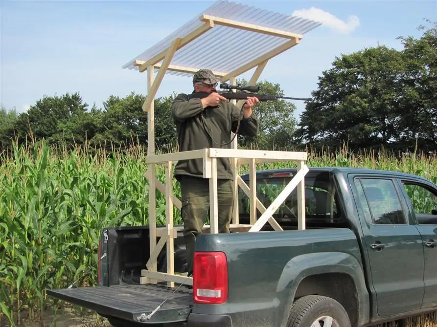 Es handelt sich hier um Ansitzschirm mit Dach für Pickup, Jagdbock für die Jagd.