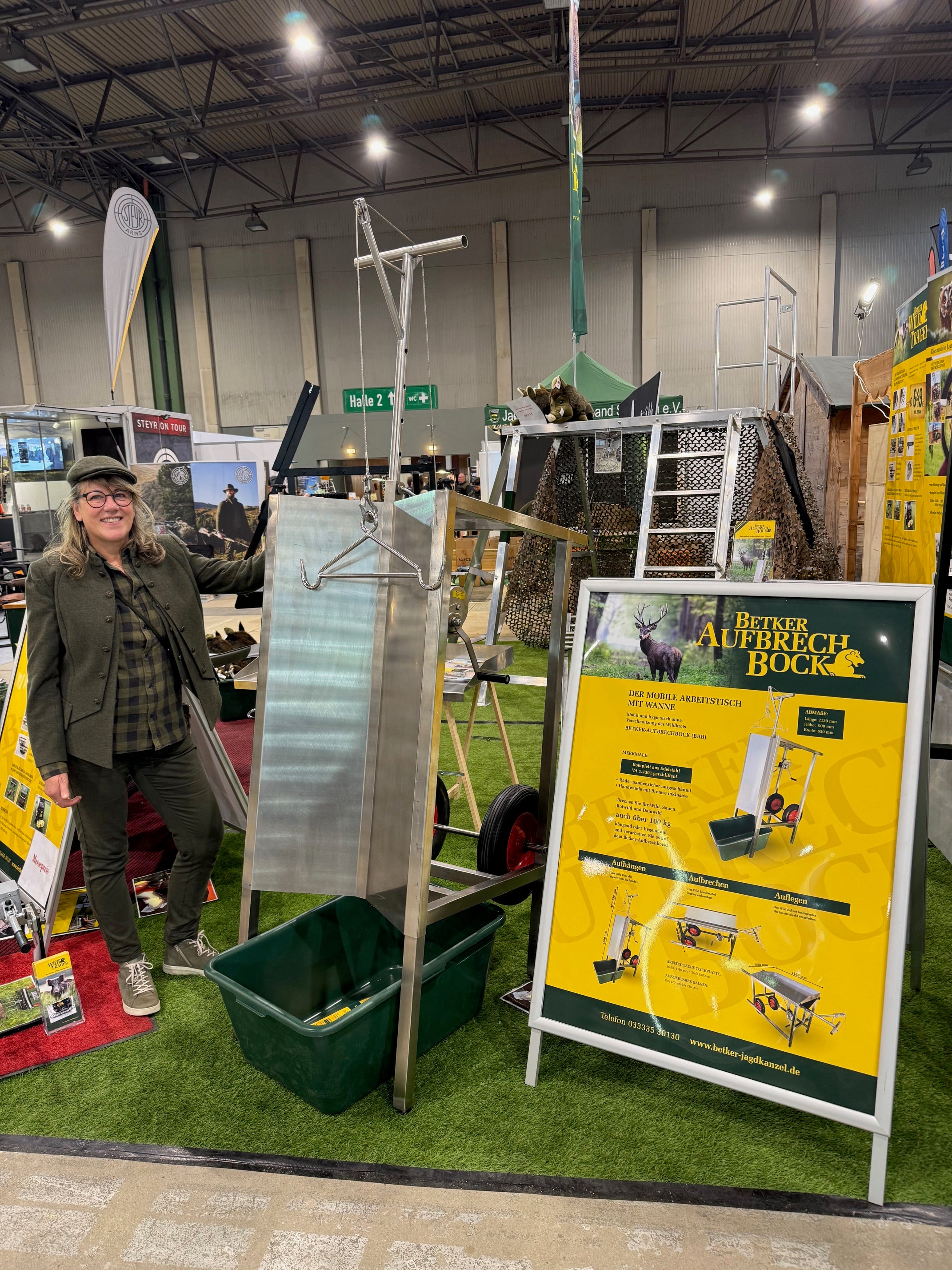 Aufbrechbock - Mobiler Arbeitstisch mit Wanne für hygienische Wildverarbeitung.