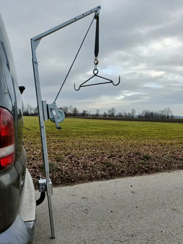 Es handelt sich hier um Mobile Aufbrechhilfe mit Seilwinde und Wildgalgen für Kupplungsmontage von Gehetec für die Jagd.