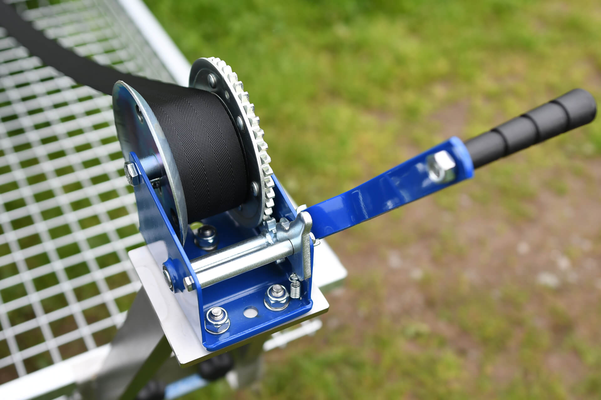 Aufsteckbare Halterung aus Edelstahl inkl. Handseilwinde für die Jagd.