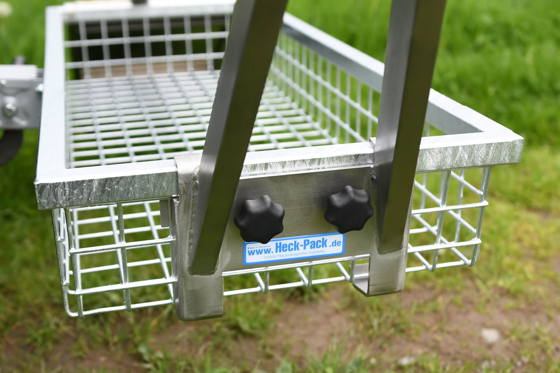 Aufsteckbare Halterung aus Edelstahl inkl. Handseilwinde für die Jagd.