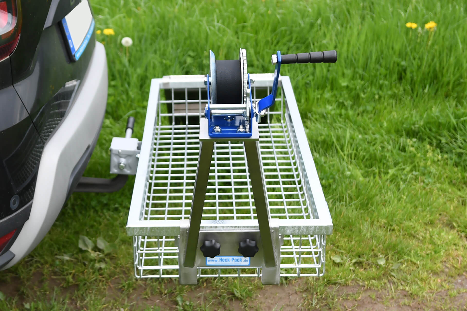 Aufsteckbare Halterung aus Edelstahl inkl. Handseilwinde für die Jagd.