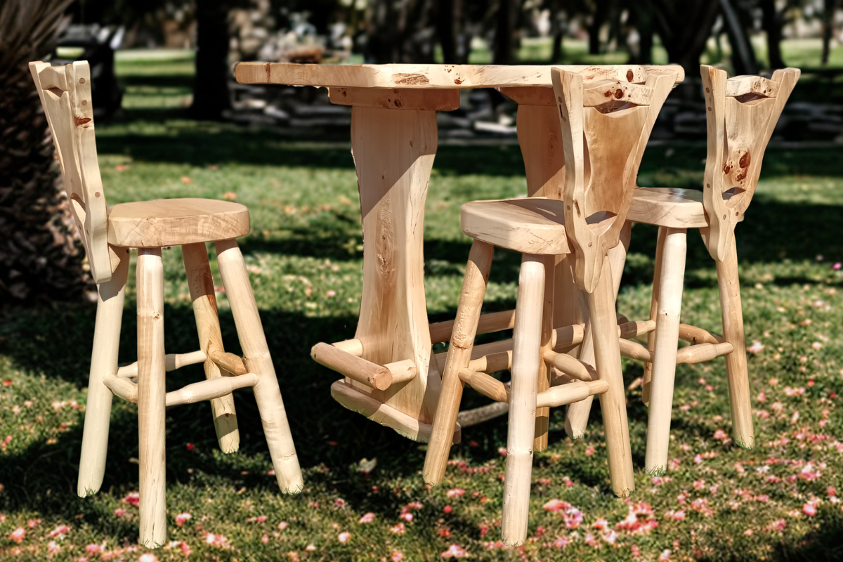 Bartisch mit Barhockern im Garten, rustikal und elegant. Durch die 3-fach versiegelte Oberfläche dauerhaft geschützt.