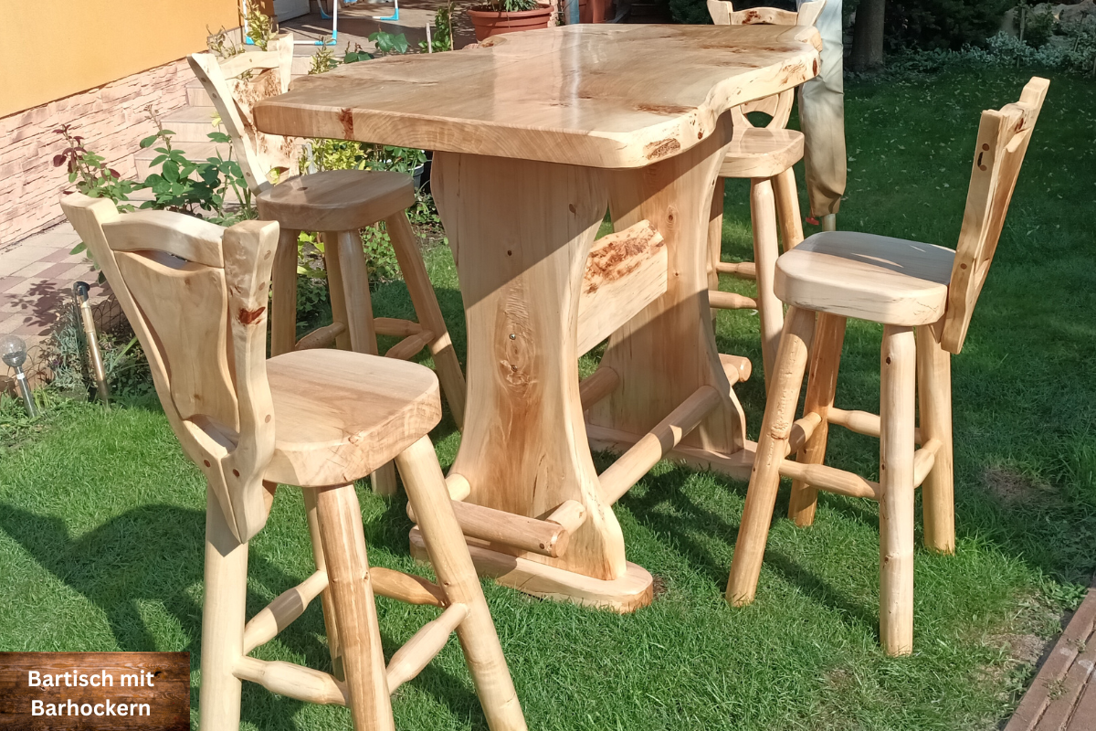 Bartisch mit Barhockern im Garten, rustikal und elegant. Durch die 3-fach versiegelte Oberfläche dauerhaft geschützt.
