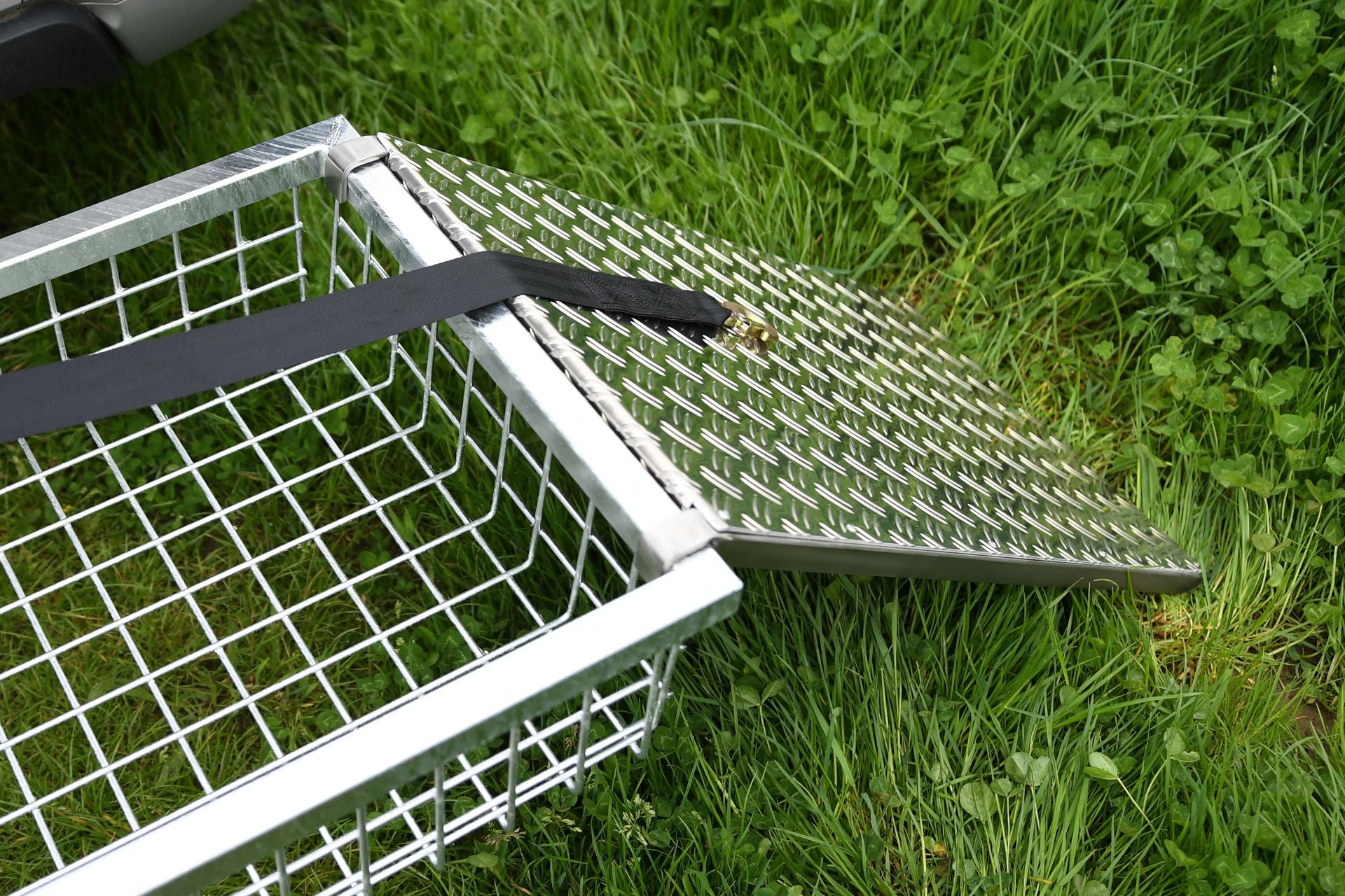 Bergerampe Deluxe aus Edelstahl und Alu-Riffelblech für die Jagd.