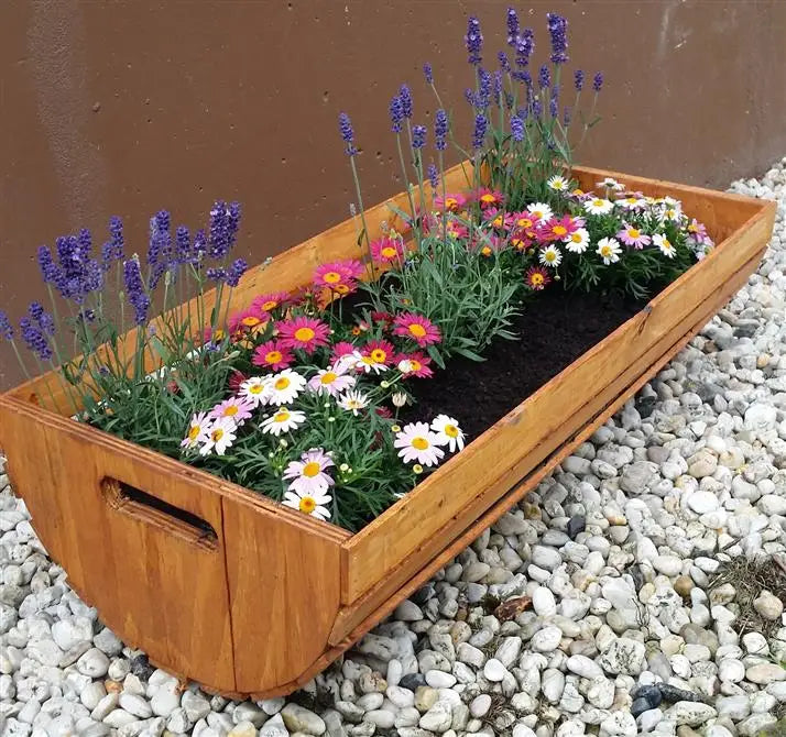 Es handelt sich hier um Rustikalen Blumenkasten aus Kartoffelkiste für Haus und Garten.