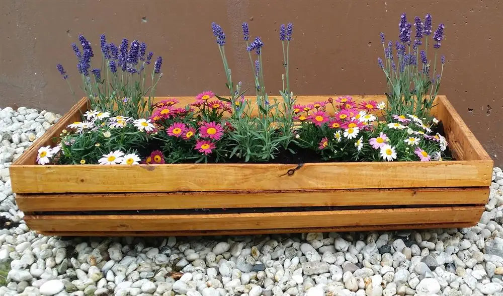 Es handelt sich hier um Rustikalen Blumenkasten aus Kartoffelkiste für Haus und Garten.