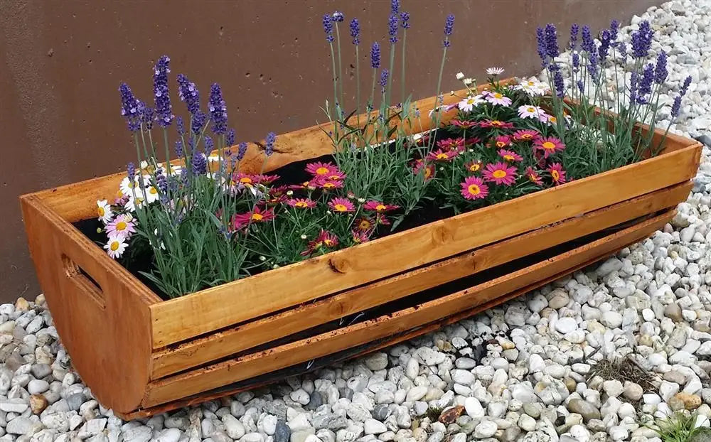 Es handelt sich hier um Rustikalen Blumenkasten aus Kartoffelkiste für Haus und Garten.