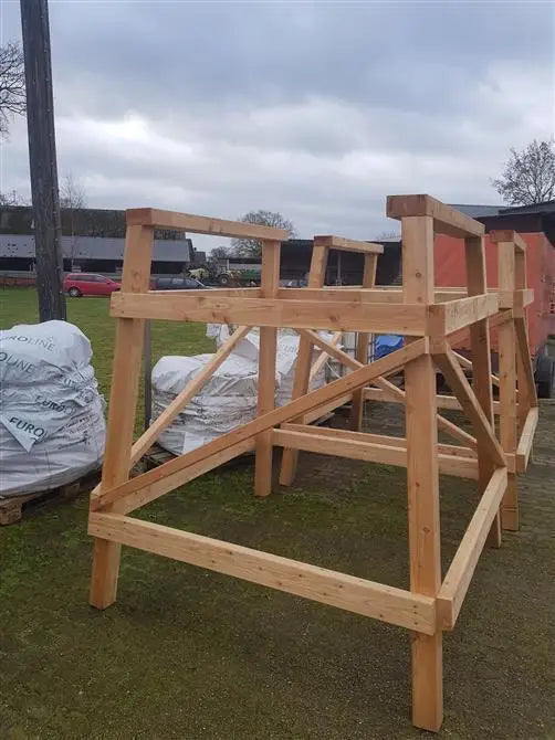 Es handelt sich hier um Bockgerüst für Kanzel aus Lärchenholz - verschieden Größen und Höhen für die Jagd.