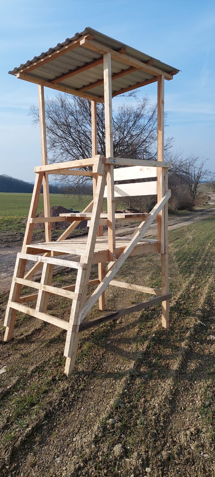 Drückjagdbock OUTLANDER mit Dach - 2,00 m aus Lärche kaufen | Outlander Jagdshop