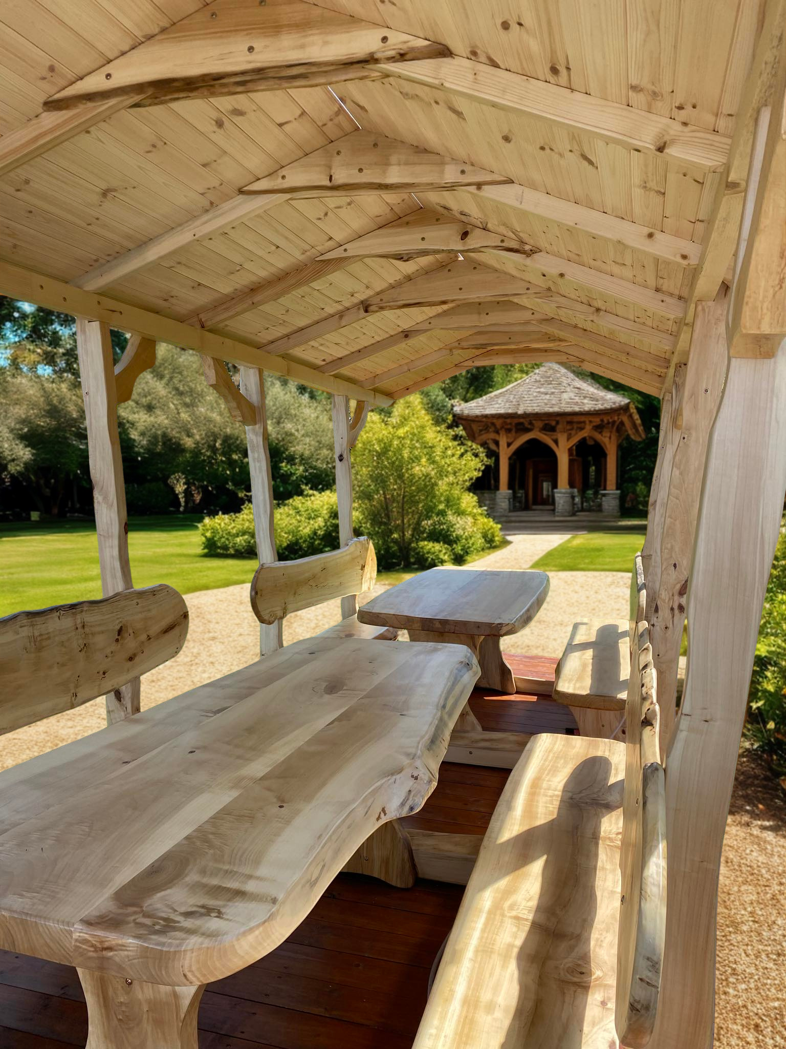 Doppelpavillon ein echtes Unikat für bis zu 20 Personen aus rustikalem Massivem Holz, 6 cm Holzstärke inkl. Lieferung und Aufbau vor Ort, Handarbeit, Langlebig, elegant, edel. Variante 1: 2 x 2,00 m Tische mit 6 m Dach, Variante 2: 2 x 2,40 m Tische mit 8 m Dach