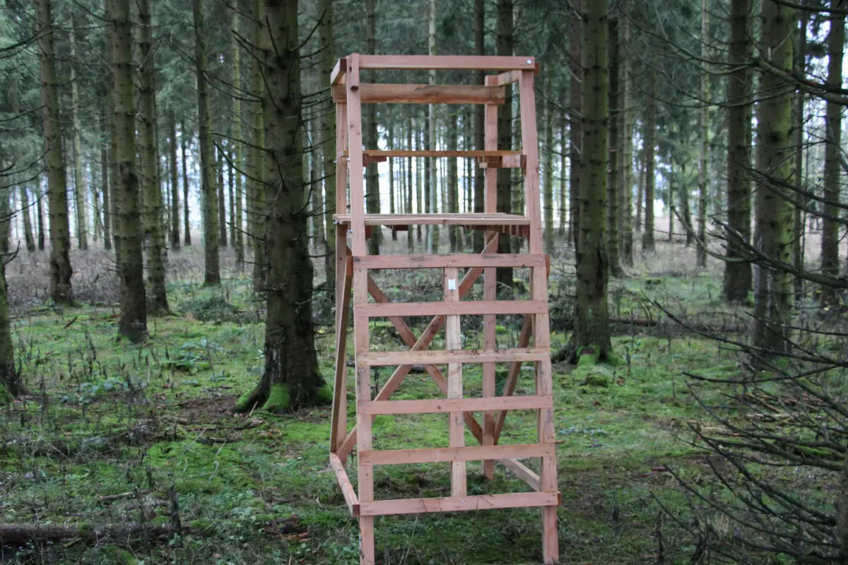 Drückjagdbock 3,00 m hoch aus Fichte KDI für die Jagd.