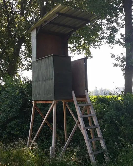 Es handelt sich hier um Drückjagdbock geschlossen mit Dach / Kanzel offen mit Dach für die Jagd.