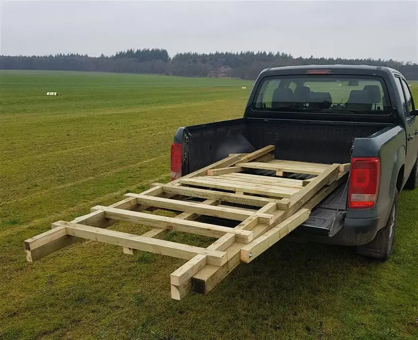 Transport eines Drückjagdbock klappbar DBK 300 cm Höhe, Leiter schräg für die Jagd, mit einem Pickup ins Jagdrevier