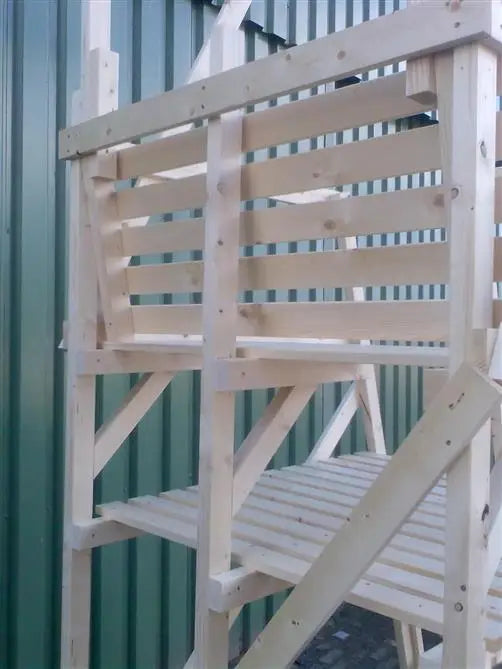 Es handelt sich hier um Drückjagdsitz ohne Dach, 2,31 m Höhe für die Jagd.