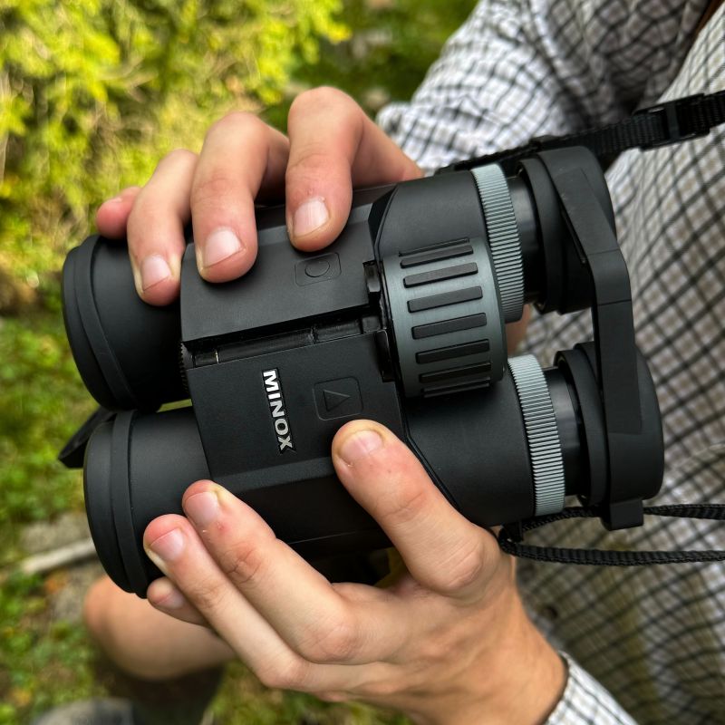 Fernglas X-range 10x42 mit LRF mit bis zu 2.800 Metern Minox für die Jagd.