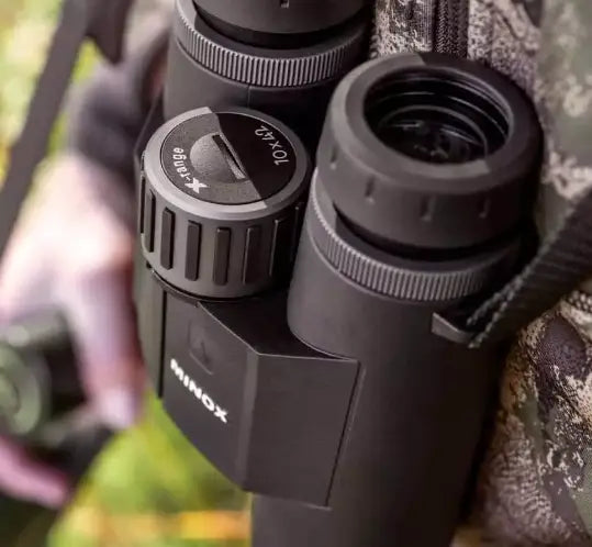 Fernglas X-range 10x42 mit LRF mit bis zu 2.800 Metern Minox für die Jagd.