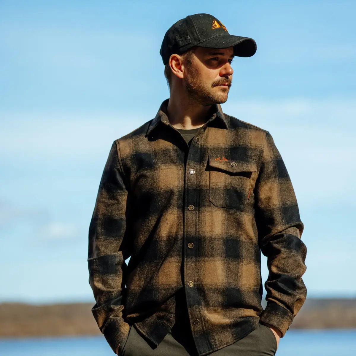 Es handelt sich hier um Herren Hemd Lynx Wool Dark Sand Swedteam für die Jagd.