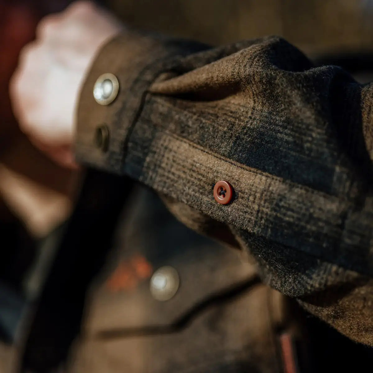 Es handelt sich hier um Herren Hemd Lynx Wool Dark Sand Swedteam für die Jagd.