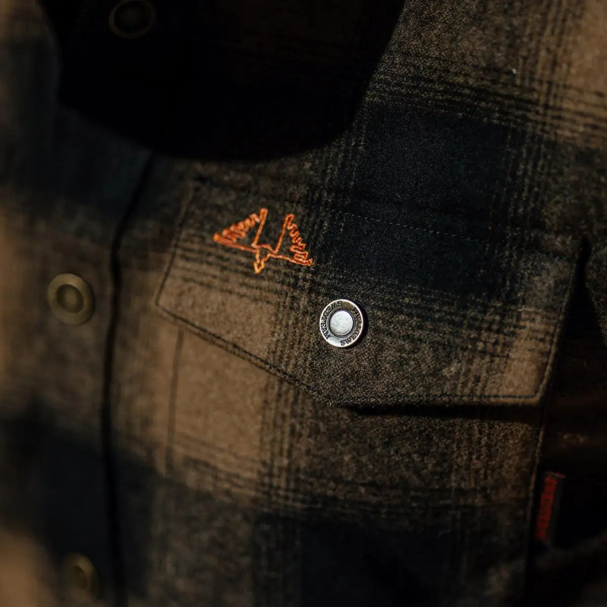 Es handelt sich hier um Herren Hemd Lynx Wool Dark Sand Swedteam für die Jagd.