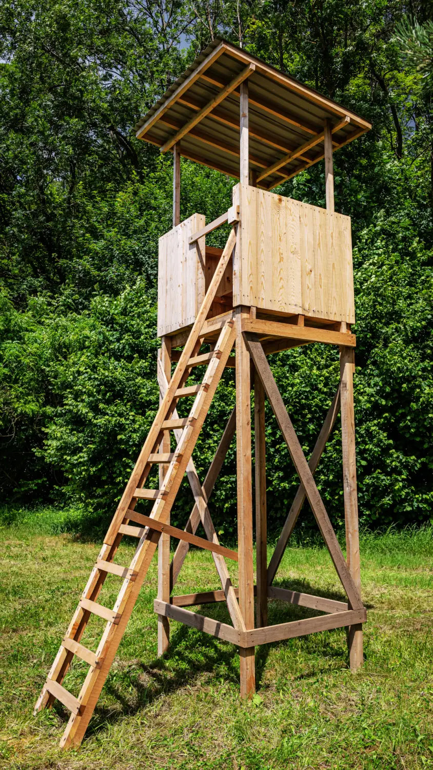 Hochsitz Outlander Basic - Jagdkanzel mit Dach für die Jagd.